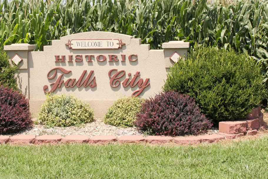 welcome to historic falls city sign