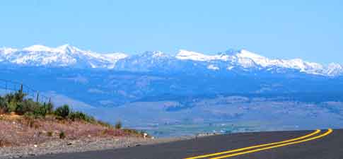 highway and mountains in Oregon